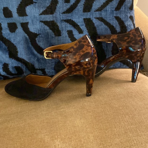 Sofft Almond Toe Suede Patent Heel - Picture 8 of 13